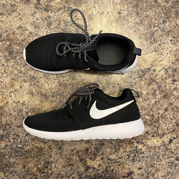 Nike Shoes - Nike Roches